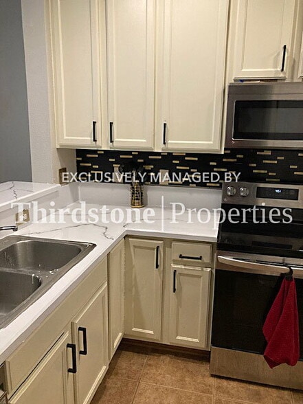 Building Photo - 6131 Bartram Village Dr