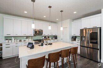 Building Photo - 5 Bedroom/4 Bathroom House in Lehi