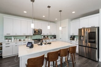 Building Photo - 5 Bedroom/4 Bathroom House in Lehi