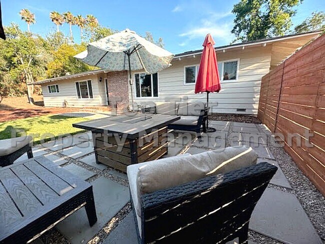 Building Photo - 3 Bed/ 2 Bath Spacious Family Home with Su...