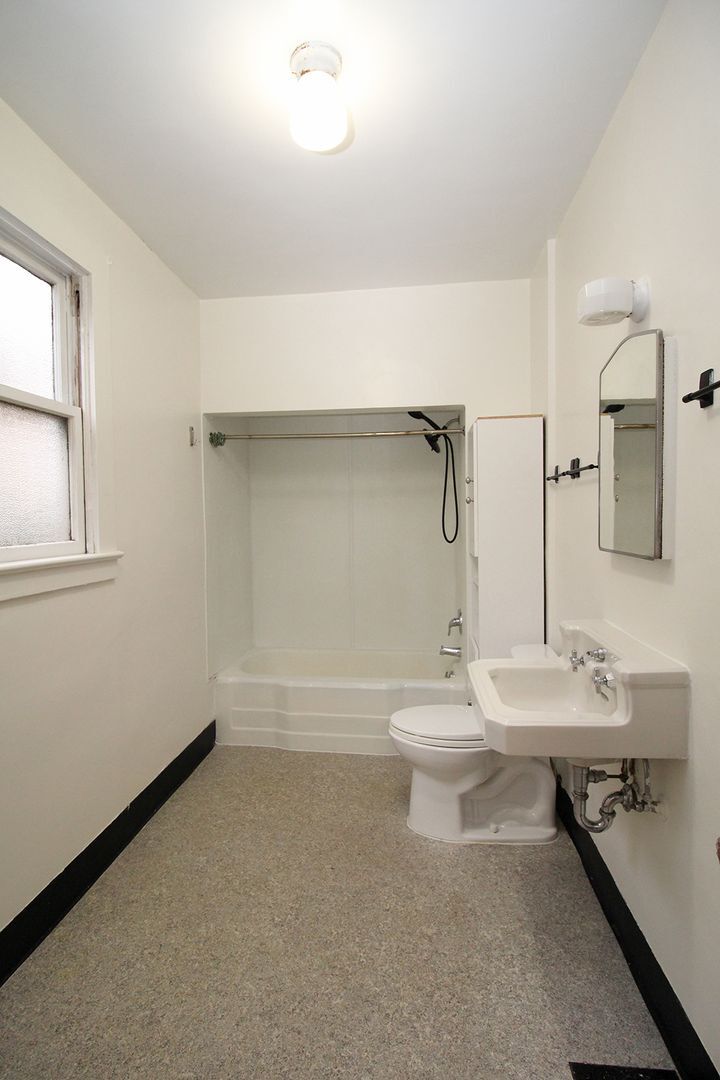 Building Photo - 1820 SW Main St