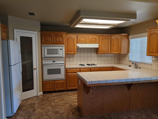 Building Photo - Wonderful home close to Clovis North and Copper River offering a large backyard, updated fixtures...