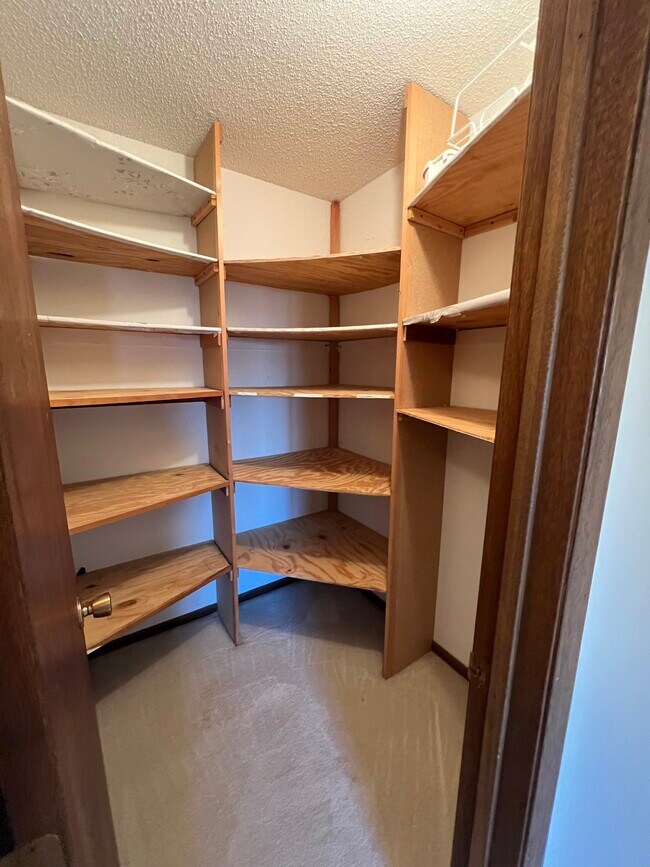 Building Photo - 5 Golden Oak Dr