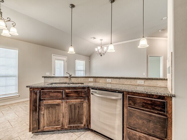 Building Photo - Updated Home + Montague Neighborhood + 3 b...