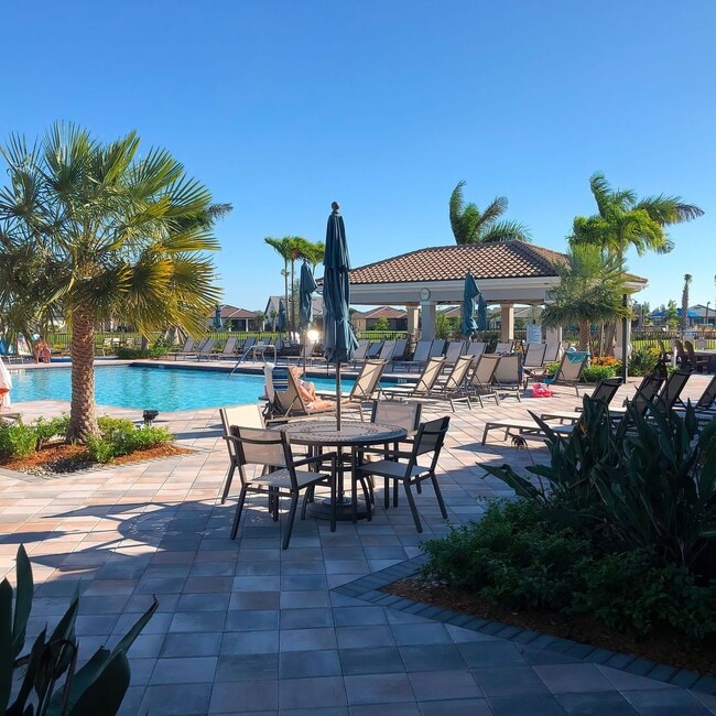 Building Photo - 2 bedroom, 2 bathroom attached villa home ...