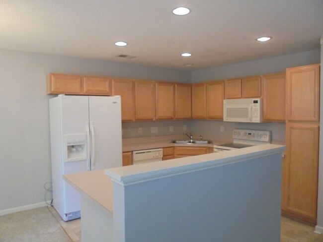 Building Photo - Townhouse with 2 bedrooms, 2.5 Baths, and ...