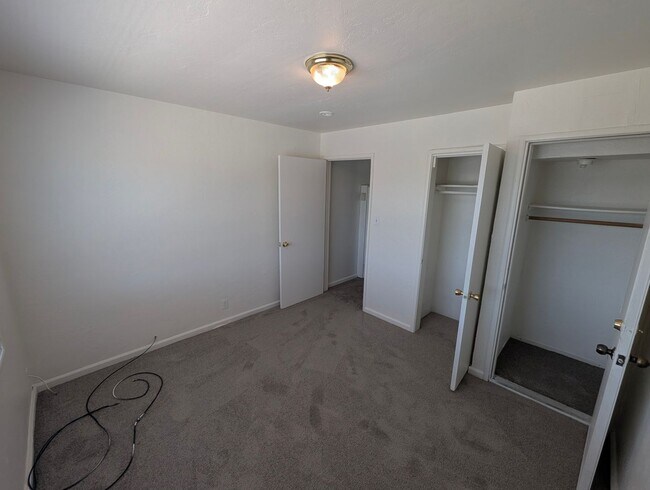 Building Photo - 2-Bedroom Walkup Near Highland Hospital