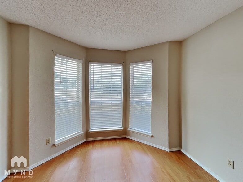 Building Photo - 3205 Meadowview Dr