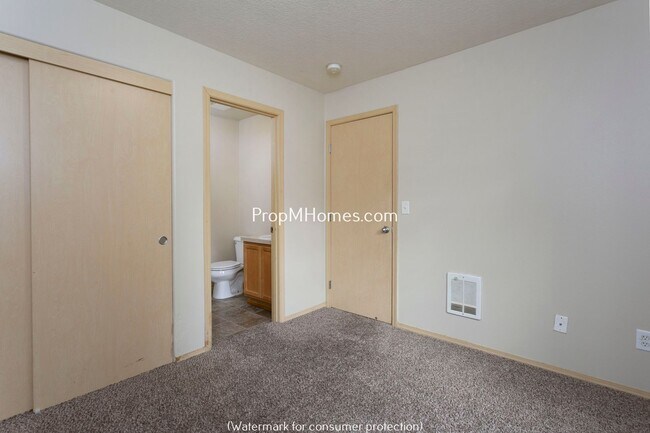 Building Photo - Comfortable 3-Story Townhome in Powellhurs...