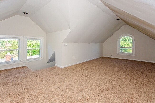 Building Photo - BOND HILL-  3 STORY 3 BEDRM 2 FULL BATH OPEN FLOOR PLAN w GARAGE