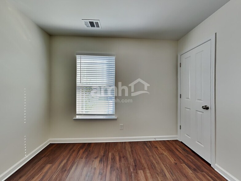 Building Photo - 625 Summer Hill Way