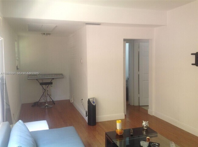 Building Photo - 4812 Pine Tree Dr