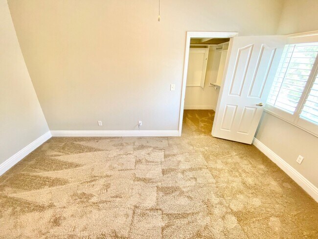 Building Photo - BEAUITFUL GATED PROPERTY 6 BEDROOMS/3 FULL...