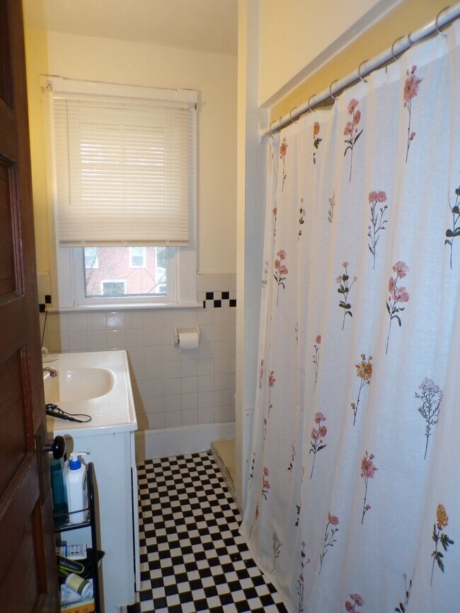 Building Photo - 19 Oak St