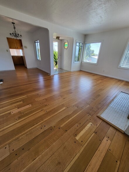 Building Photo - 906 Balra Dr