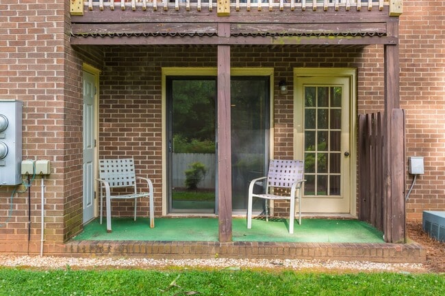 Building Photo - Great 2 Bedroom Available End Of July