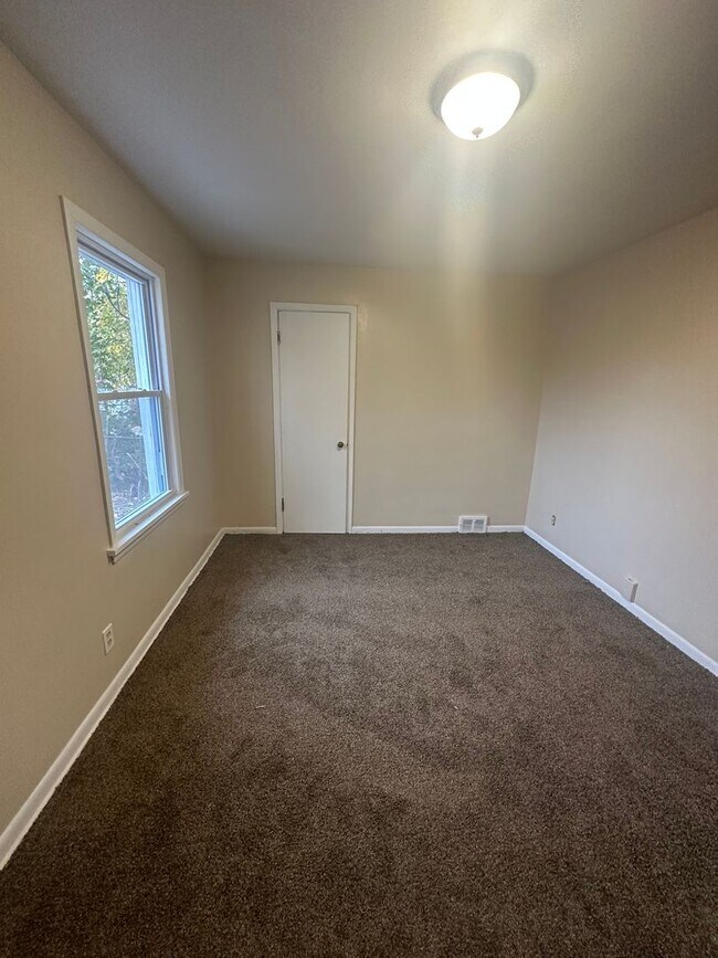 Building Photo - 3bd Single Water/Sewer Included Section 8