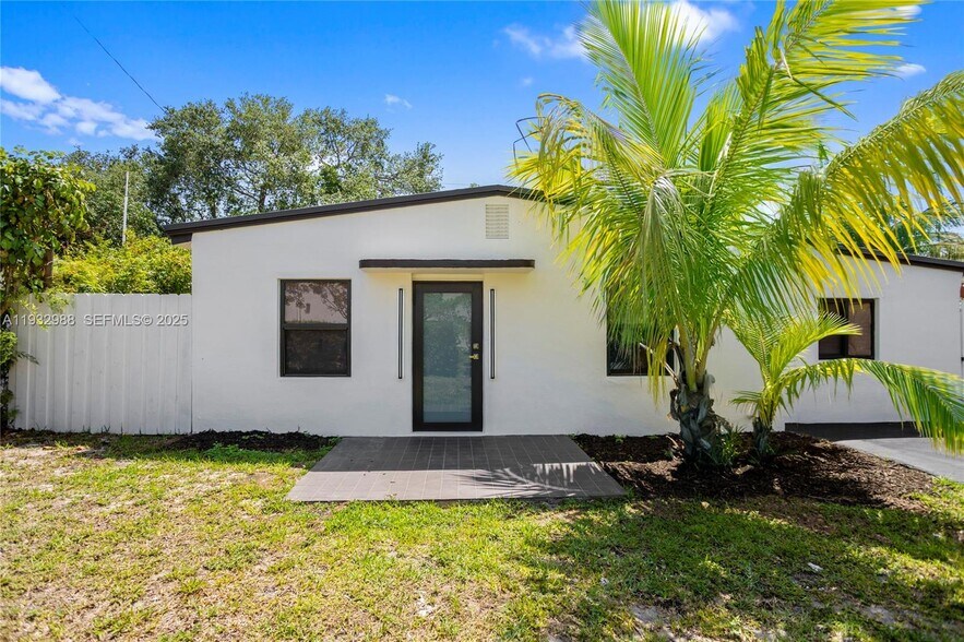 Building Photo - 1640 NE 183rd St