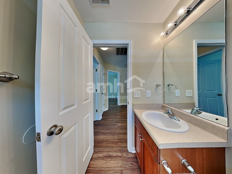 Building Photo - 100 Summer Hill Ct