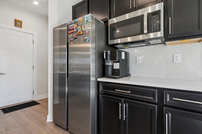 Building Photo - Beautifully Upgraded 4B/3.5B Home with Dec...