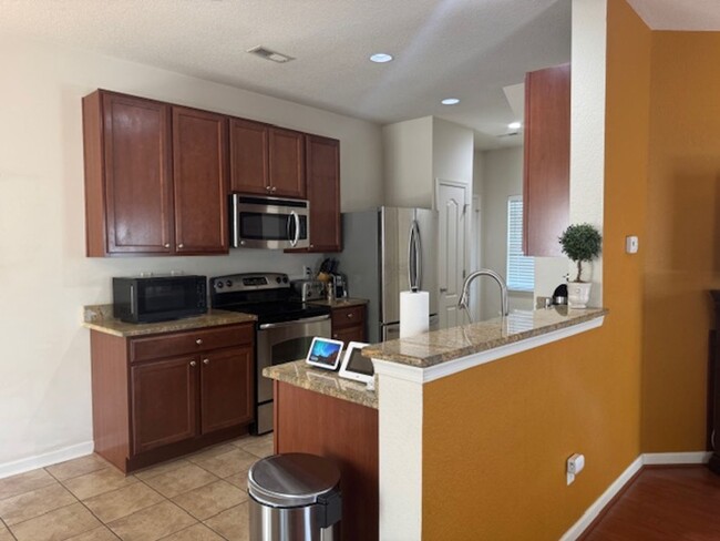 Building Photo - Beautifully Maintained 3-Bedroom Townhome ...