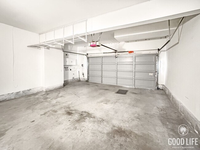 Building Photo - Immaculate 4Bd/2.5Ba Home with New Fridge, AC, Fenced Back Patio in Aliso Viejo!