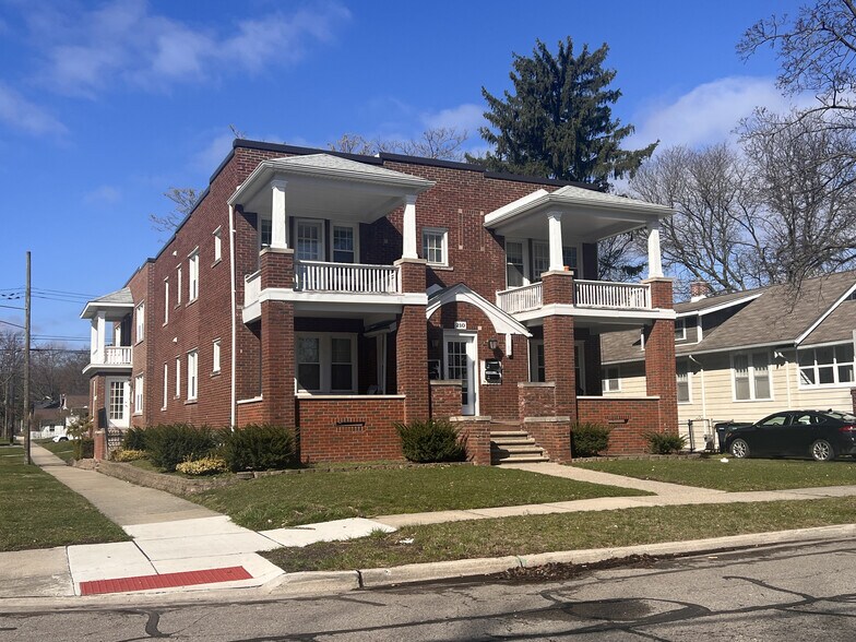 Front of building. Upper left deck is for this unit. - 210 S Laurel St
