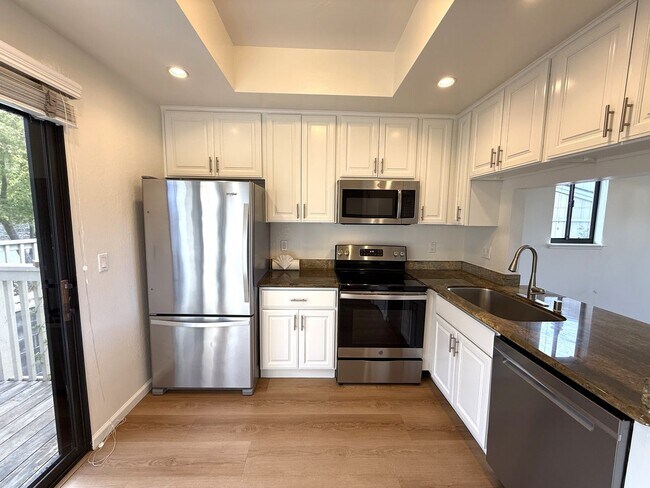 Building Photo - PENDING WITH ACCEPTED APPLICATION - LARGE ...