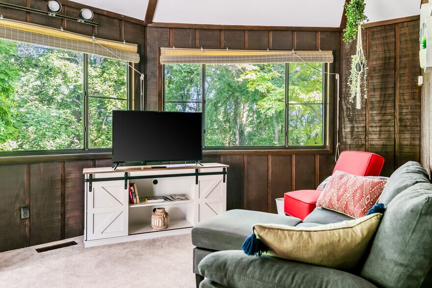 Building Photo - 325 Poplar Hill Ln