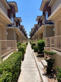 Building Photo - Townhouse 3 bedroom 2.5 bath 2 car garage