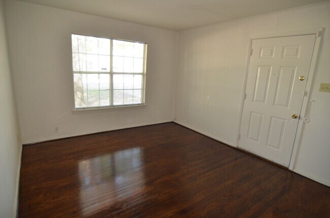 Building Photo - 700 Grande Dr