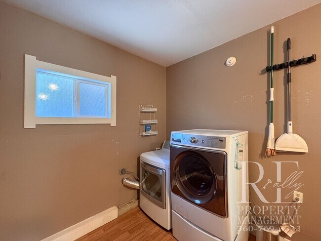 Building Photo - 8240 NE Seawind Ave