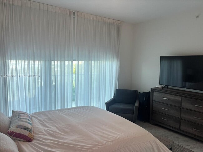 Building Photo - 2627 S Bayshore Dr