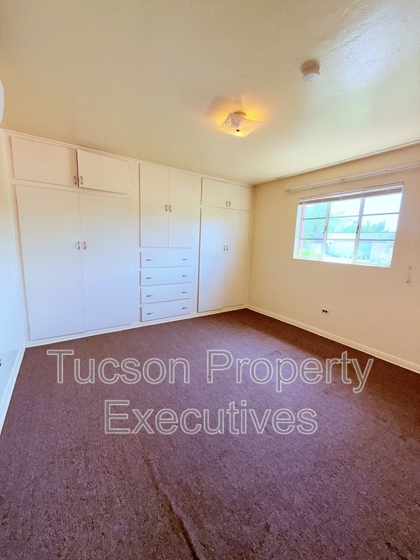 Building Photo - 2831 E Adams St