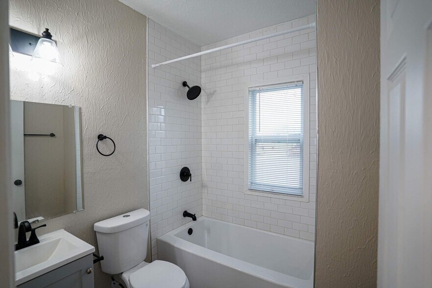 Building Photo - This beautifully updated 3-bedroom, 1-bath single-family home is ready for move-in!