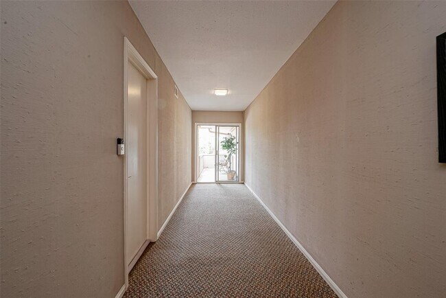 Building Photo - 642 S Ripple Creek Dr
