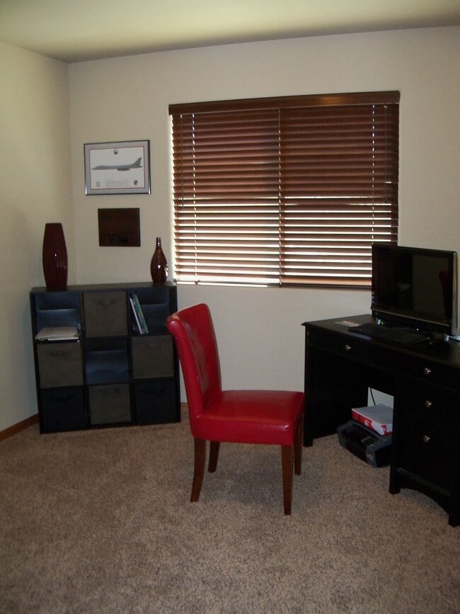 Building Photo - 4 BEDROOM | 3 BATH | TRI-LEVEL HOUSE | RAP...