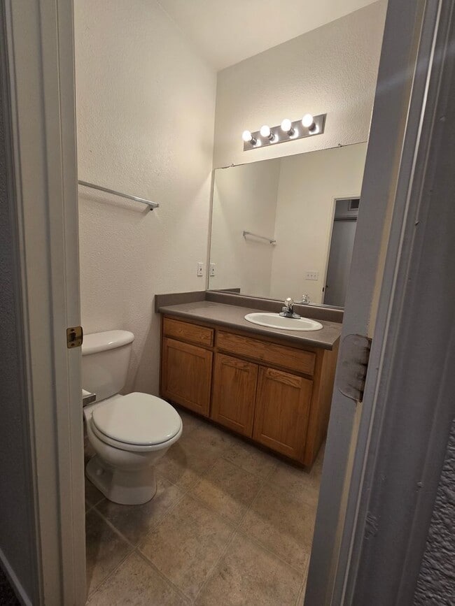 Building Photo - 3 BR 2 BA Available Now