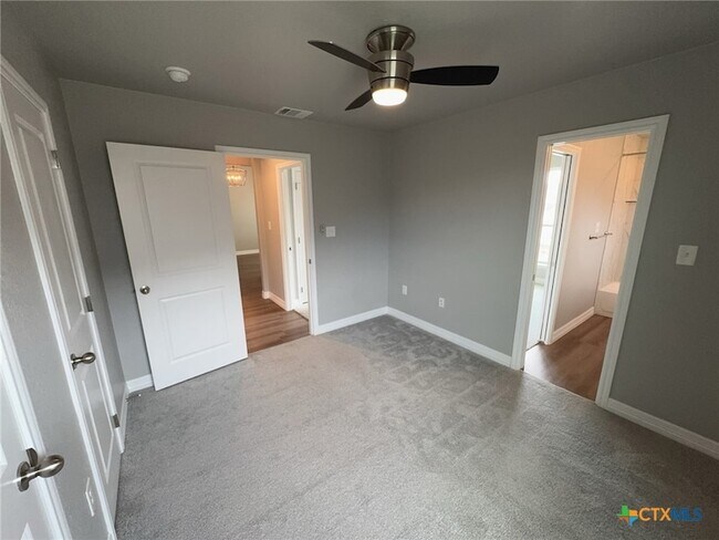 Building Photo - 907 Holliday Dr