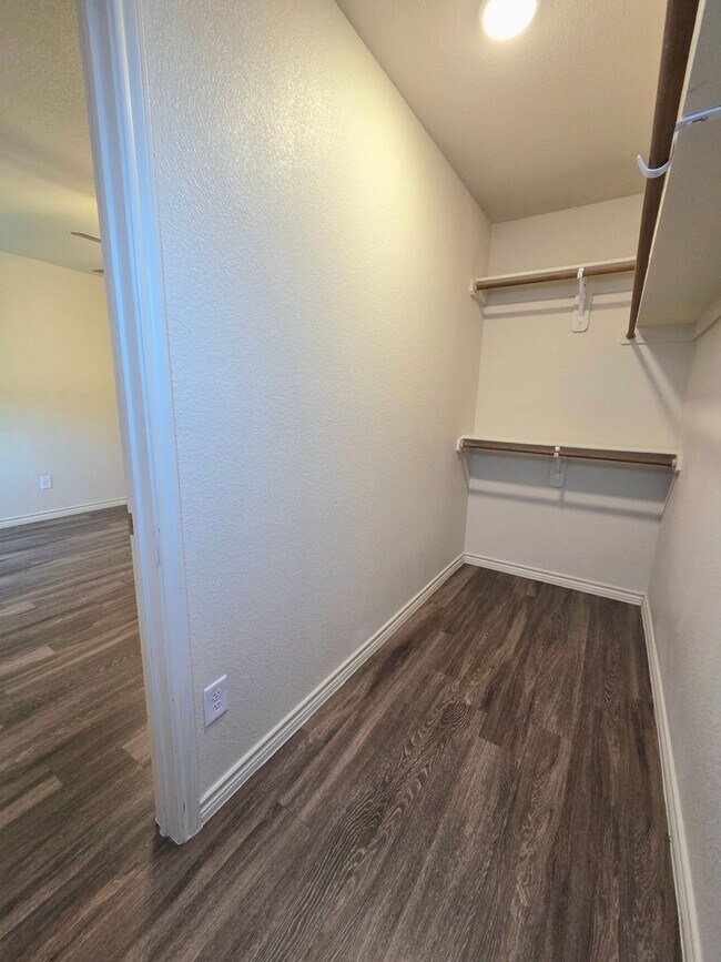 Building Photo - AVAILABLE NOW (SECTION 8 ACCEPTED)