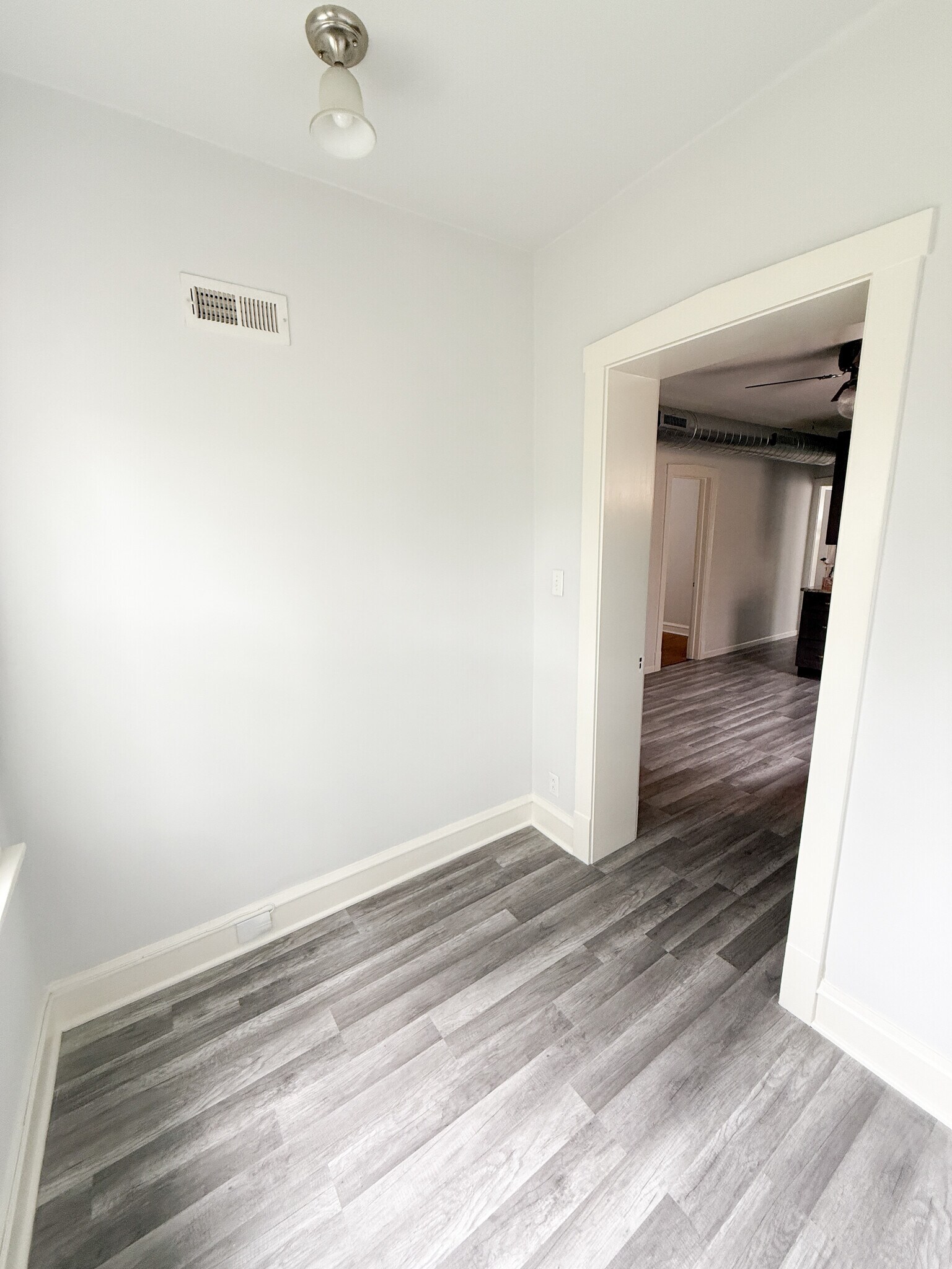 Bonus Room/Office - 5043 W Argyle St