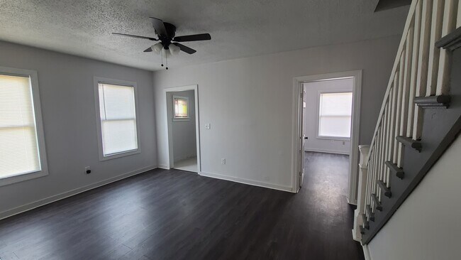 Building Photo - 197 Center St