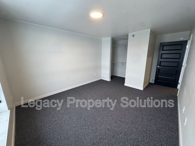 Building Photo - 208 E Greenfield Ln