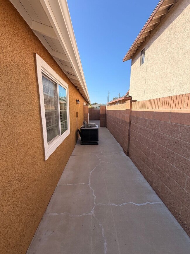 Building Photo - Unbelievable 4 Bed, 4 Bath House For Rent In Buena Park-Must See To Appreciate!