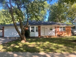 Building Photo - 3 Bedroom with 3 live areas + Office!