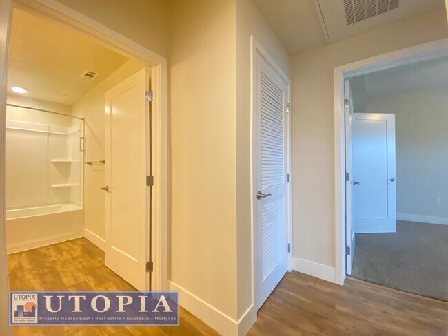 Building Photo - Beautiful 2 Bedroom, 1 Bathroom with a desirable balcony located in the heart of Seabright and cl...