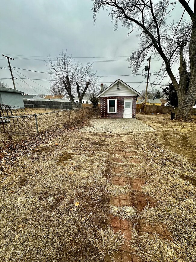 Building Photo - Spacious 3 Bed Home with Finished Basement & Hardwood Floors