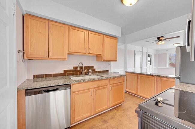 Building Photo - $2,240.95, $200 Off Cleaning Voucher, 4 Beds 1 Bath Single Family Home in Denver with Washer and ...