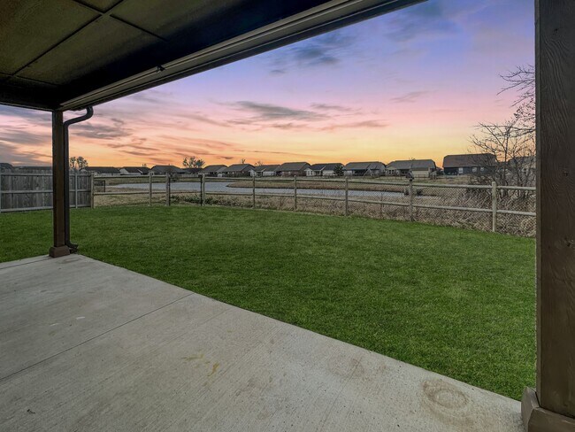 Building Photo - Stunning New Construction in Broken Arrow!