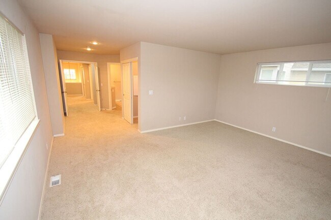 Building Photo - 4 BEDROOM WOODBRIDGE REDMOND HOME FOR RENT...